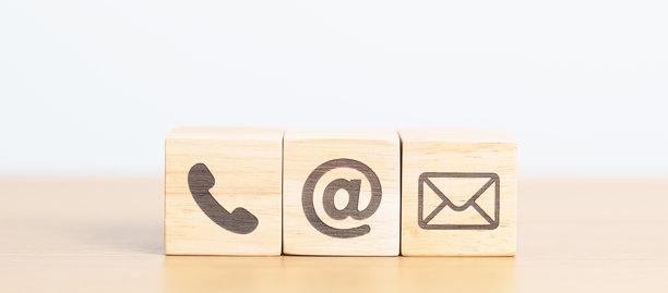 联系我们的概念。木块上刻有电子邮件、电话和网站地址的标志。用于客户支持热线、商业营销、企业沟通和广告。图片下载