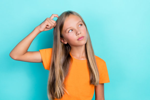 特写照片，年轻的女孩在思考如何解决问题，目光投向空旷的地方，显得不确定，抓着头，背景为青色。图片下载