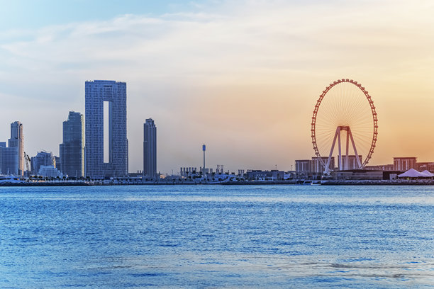 迪拜朱美拉棕榈岛的壮丽景色，可欣赏迪拜媒体城和迪拜码头天际线图片下载