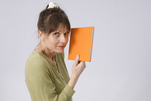 手持橙色卡片的女士图片下载
