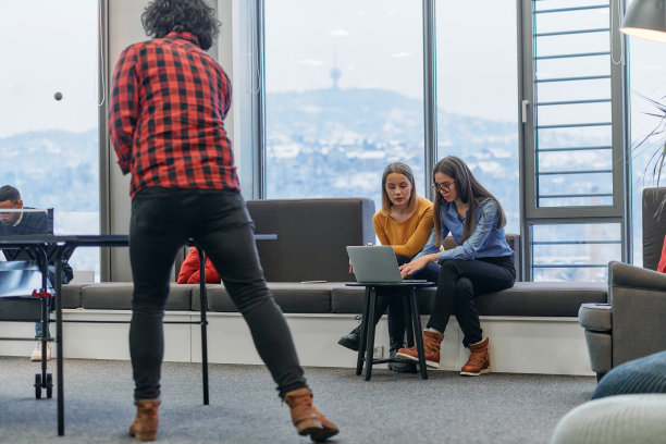 商务同事们暂时离开工作，享受乒乓球游戏，促进团队合作和同事情谊。图片下载