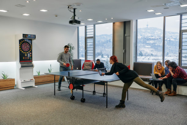 商务同事们暂时离开工作，享受乒乓球游戏，促进团队合作和同事间的友谊。图片下载