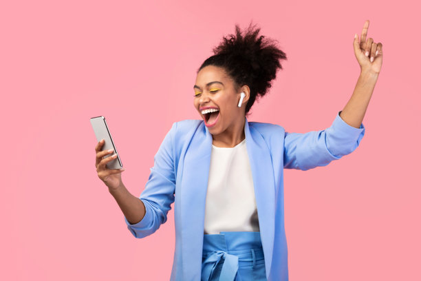 微笑的非洲裔女性在听音乐和跳舞图片下载