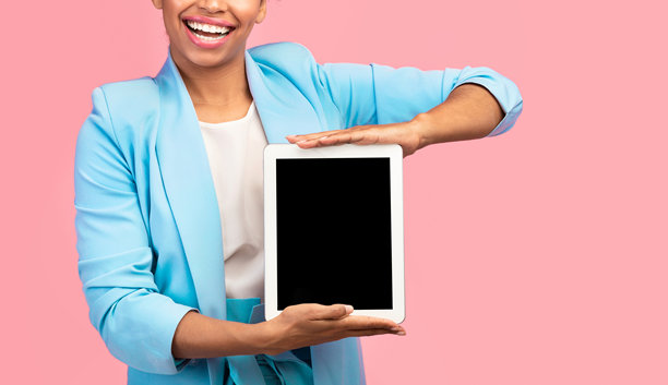 一位面容模糊的黑人女性展示空白的电脑屏幕图片下载