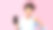 非洲裔女性展示空白的黑色手机屏幕图片下载