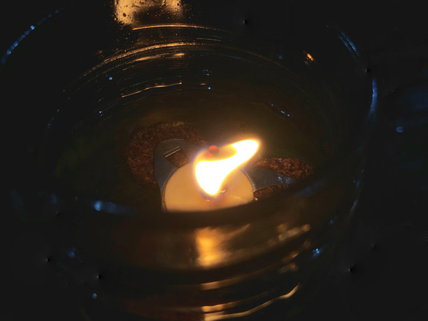 玻璃杯中的蜡烛火焰照片图片下载