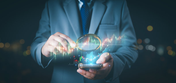 商人使用放大镜查看手机屏幕上的图表或曲线。科学商业分析趋势股票表现经济金融商业技术。图片下载