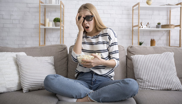 害怕的女孩用手捂住眼睛，正在看电影图片下载