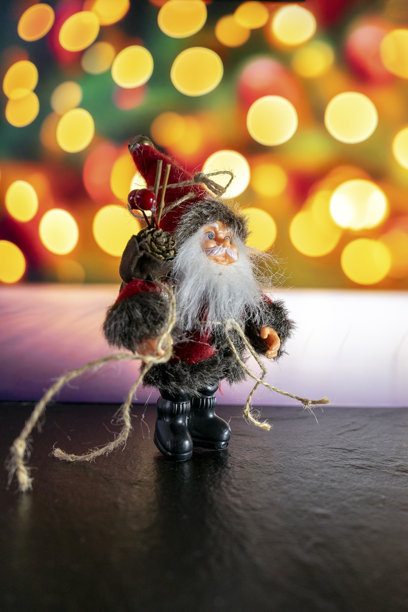 圣诞树上的圣诞装饰图片下载