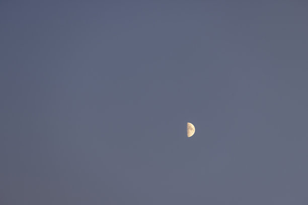 黄昏时分下弦月的最后一刻图片下载