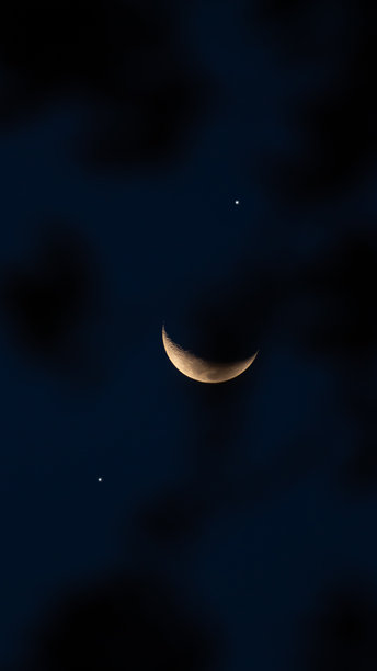 新月、行星合相和风景轮廓的剪影。图片下载