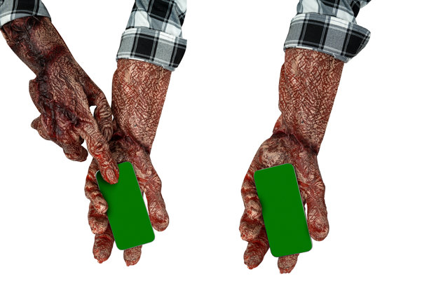 两只怪物的手拿着手机，空白屏幕可用于复制图片下载