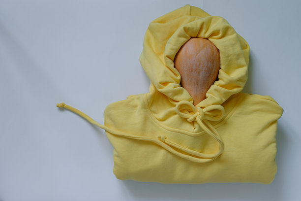 南瓜在帽衫上。万圣节帽衫。黄色棉氨纶面料。图片下载