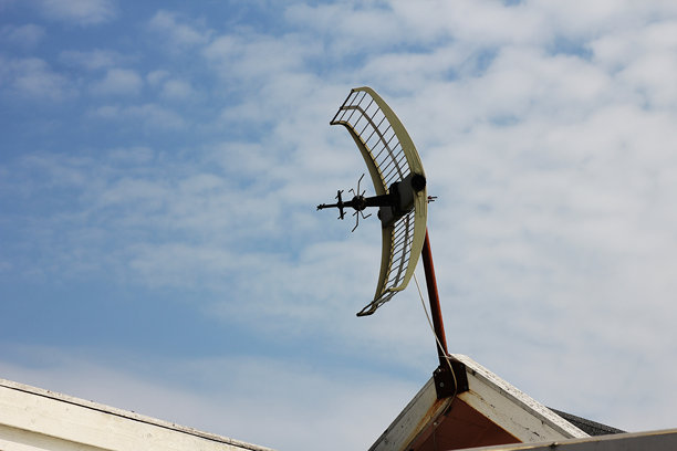 房子上的大型卫星天线图片下载