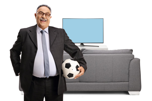 穿着西装打领带，手拿足球，在电视屏幕和沙发前兴奋的中年男人图片下载