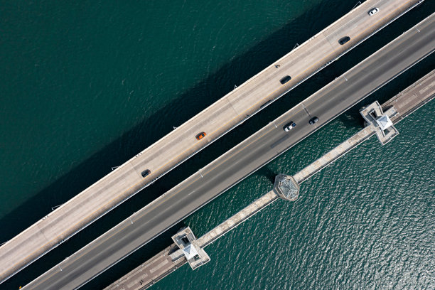 普吉岛（泰国）夏季蓝色海水上的桥梁公路（萨拉辛）鸟瞰图。图片下载