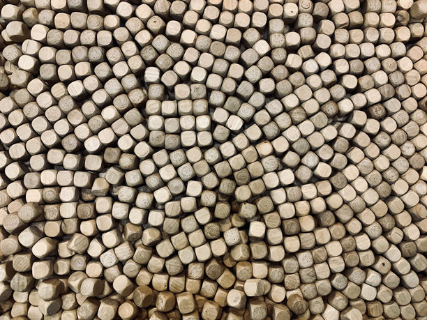 儿童玩具用的小圆木片特写，适合用作背景。图片下载