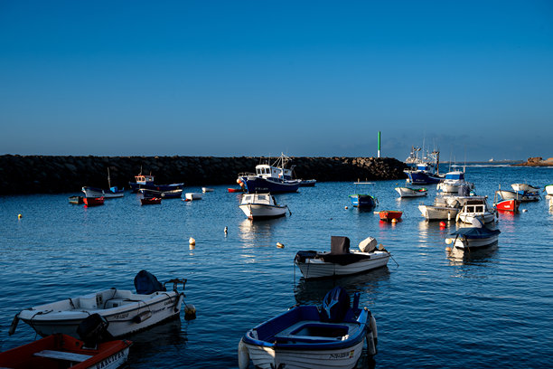 一大片水面上漂浮着许多小船图片下载