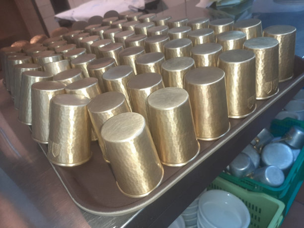 面包条的铜质玻璃展示柜图片下载