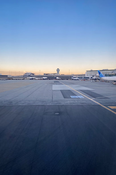 旧金山国际机场（SFO），加利福尼亚州，美国的停机坪和机场建筑图片下载