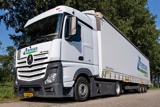 布雷曼梅赛德斯-奔驰Actros卡车与帘布挂车图片下载