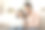 祖母和小孙女一起用笔记本电脑上网。图片下载