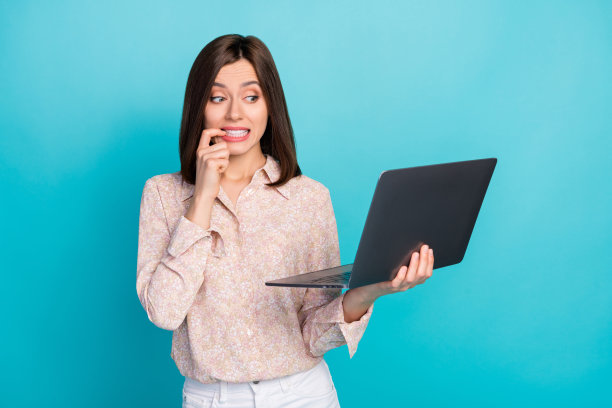 焦虑不安的用户笔记本电脑出错，需要现代设备维修服务的照片，青色背景图片下载