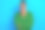 穿着橙色衬衫和绿色毛衣的自信聪明男士，手托下巴，背景为蓝色。图片下载