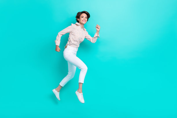 全身照，快乐积极的女士在水绿色背景下庆祝黑色星期五大促销，周围空无一人。图片下载