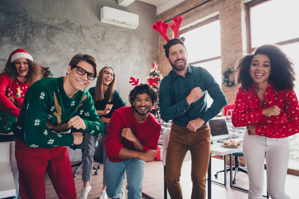 公司办公室员工在新年期间心情愉快，正在室内阁楼办公室跳舞图片下载