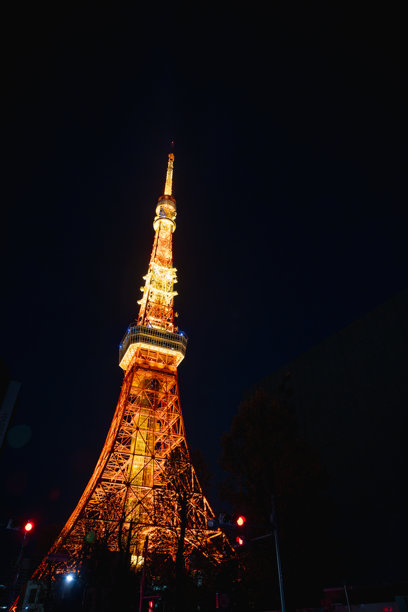 日本东京 - 2024年4月14日：从东京港区的麻布台山免费观景台俯瞰的夜景城市风光（东京塔）。图片下载