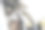 横向照片，哈士奇从房车的滑动门里探出头来。生活方式概念。图片下载