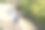 小女孩背对镜头走在欧洲城市的人行道上，长长的金发随风飘扬。儿童旅行概念。图片下载