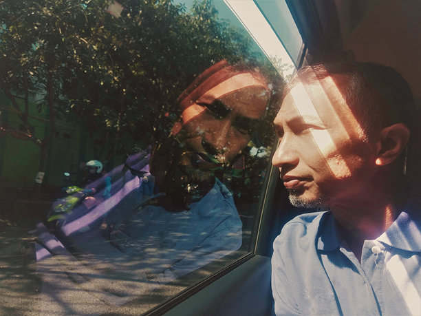 男性乘客在车内的特写镜头。图片下载