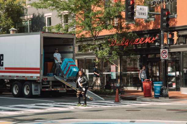 在华盛顿特区Walgreens卸货的送货卡车，下午有行人活动图片下载