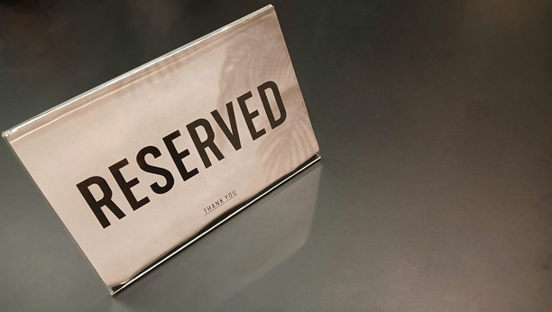 餐厅餐桌上的预留标志，已隔离，有复制空间图片下载