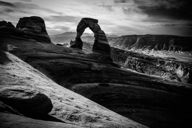 犹他州大峡谷国家公园的精致拱门砂岩地标，黑白照片图片下载