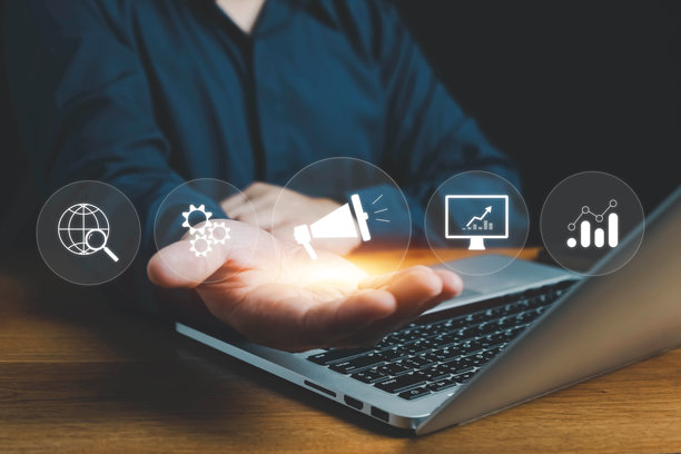 联盟营销，社交网络服务概念。影响者营销概念。男子使用智能手机在社交媒体网络上进行联盟营销，以参与推荐合作伙伴计划。图片下载