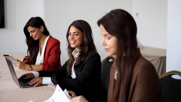 女性商务团队参加商务会议图片下载