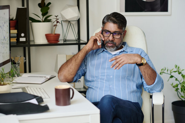 商人在办公室通过电话讨论策略图片下载