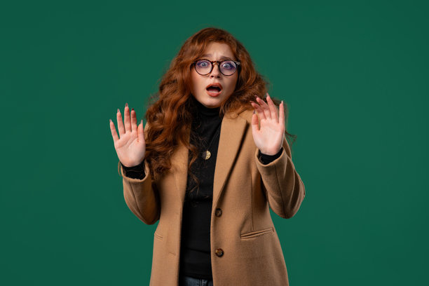 紧张的商业女人感到焦虑，需要心理帮助和支持。图片下载