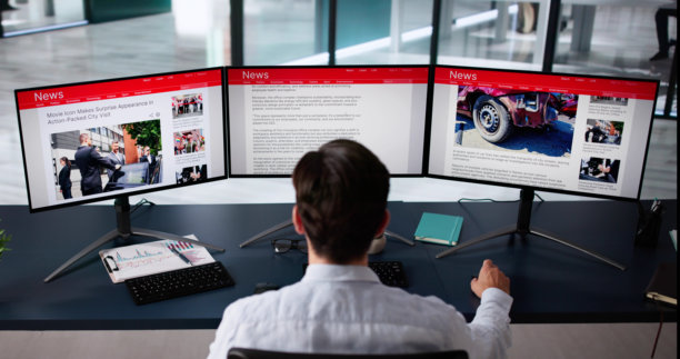 男子在阅读新闻网站图片下载