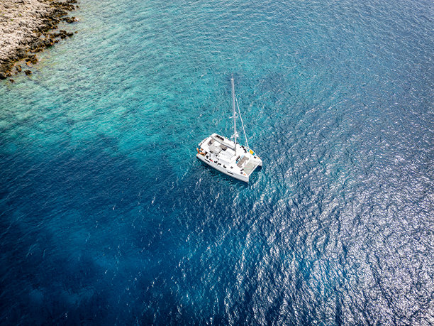 美丽的双体帆船停靠在伊奥尼亚海的航拍照片。无人机视角 - 鸟瞰角度。帆船和旅行。图片下载