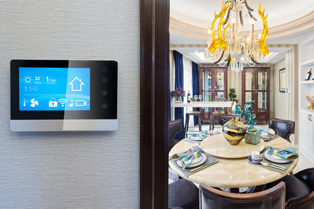 餐厅墙上智能家居触控屏图片下载