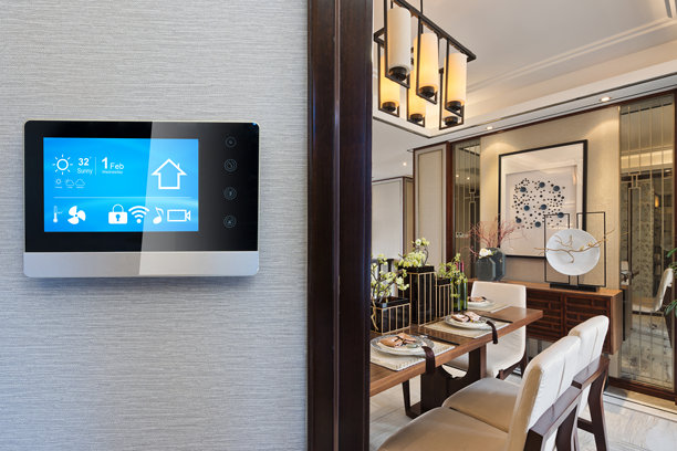 餐厅墙上智能家居触控屏图片下载
