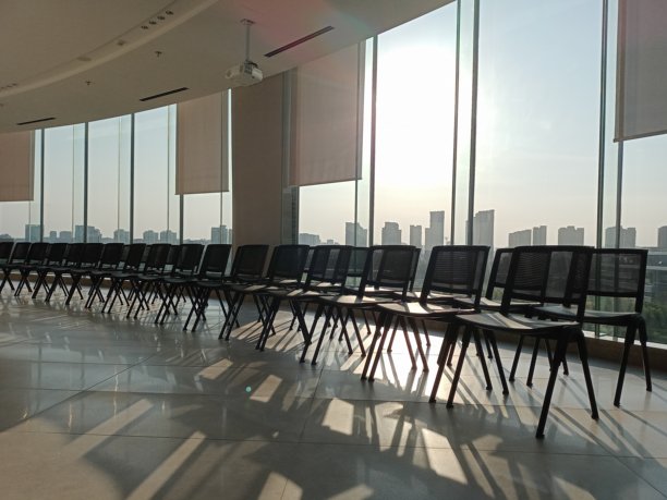 高层建筑圆形会议室图片下载