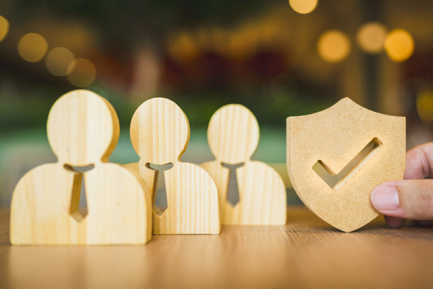 盾牌图标和人物模型。安全保护和团体保险。家庭、保护、医疗保健日、汽车保险的概念。图片下载