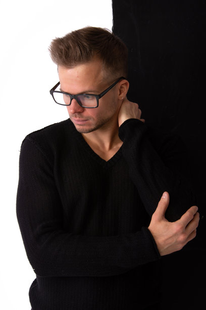 在影棚摆姿势的年轻有魅力的男人图片下载