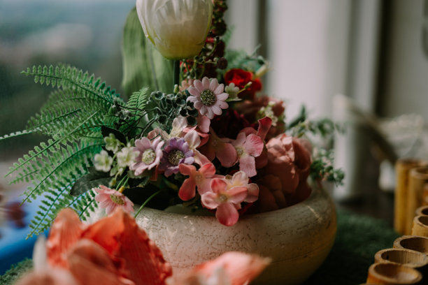 精美的花卉中心装饰着酒店的桌子，为氛围增添了一丝优雅和清新感。图片下载