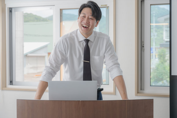 商务男士与电脑交流图片下载